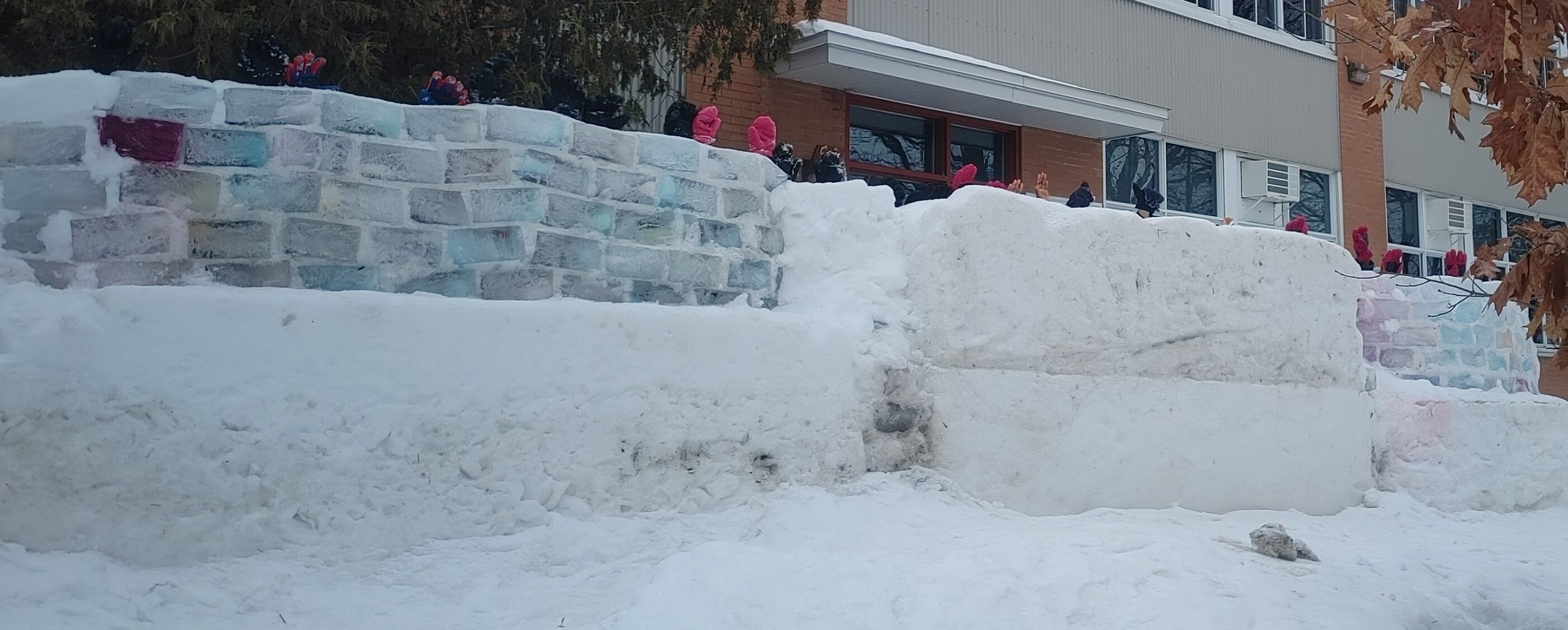Un château de neige réalisé par des élèves de l’école de l’Arc-en-ciel