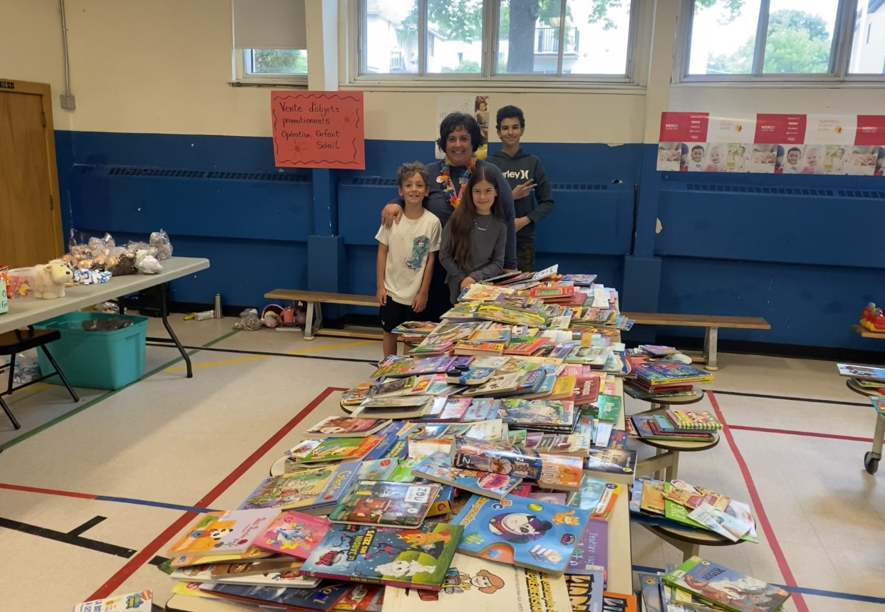 Les élèves de l’école Sainte-Dorothée appuient Opération Enfant Soleil en vendant des livres et des jouets
